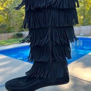 LAST DAY! ☃️🎄Minnetonka Tall Suede Fringe Moccasin Boot SZ 9